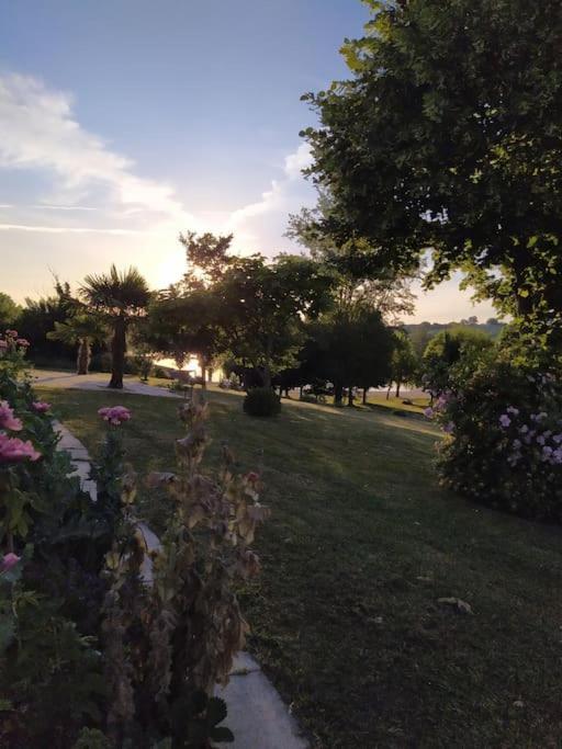 Grande Maison Avec Vue Sur Le Lac Saramon Luaran gambar