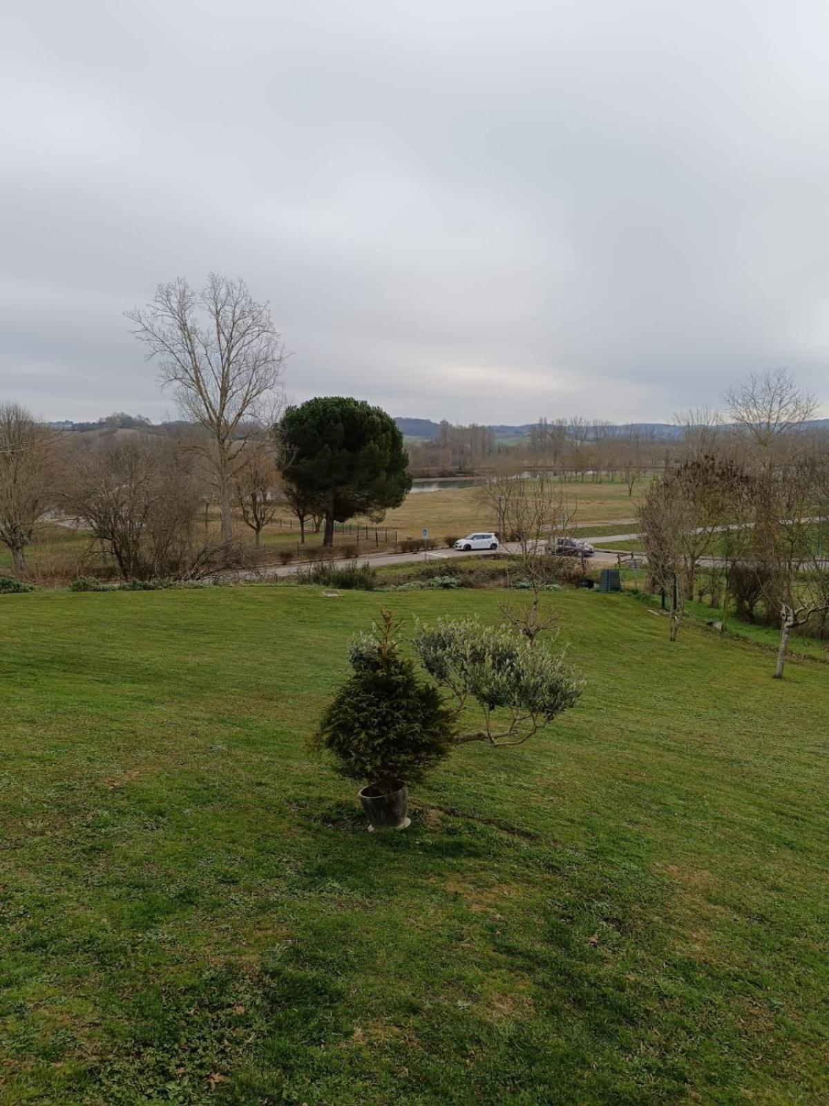 Grande Maison Avec Vue Sur Le Lac Saramon Luaran gambar